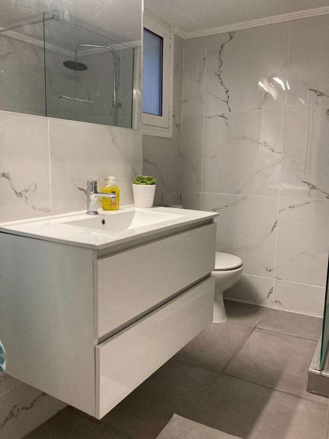 Great Apartment With Terrace In Central Атина Екстериор снимка